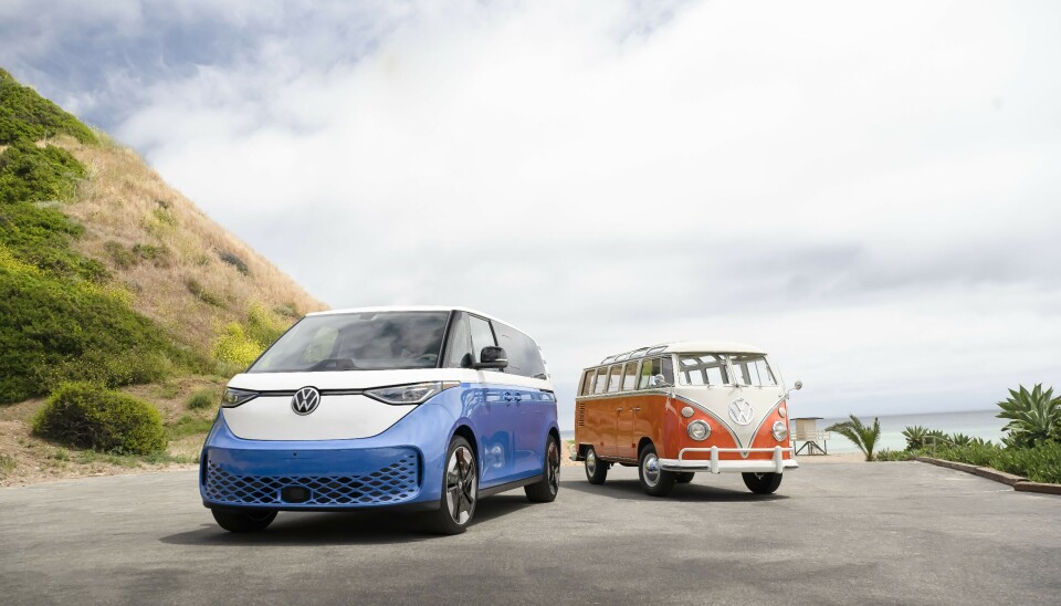 GJENFORENT: Volkswagen ID.Buzz 7-seter i møte med stamfaren GJENFORENT: Volkswagen ID.Buzz 7-seter i møte med stamfaren