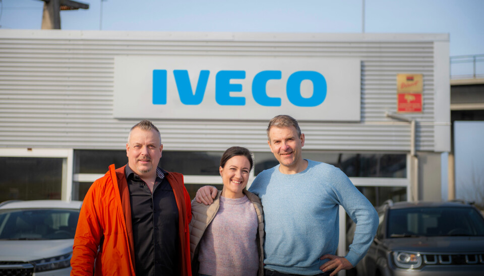HONNØR: Nord-Motor AS er kåret til Årets IVECO-forhandler. Fra venstre ser vi Johan Gudmundsen, Trude Osmundsen og Ole Willy Gudmundsen.