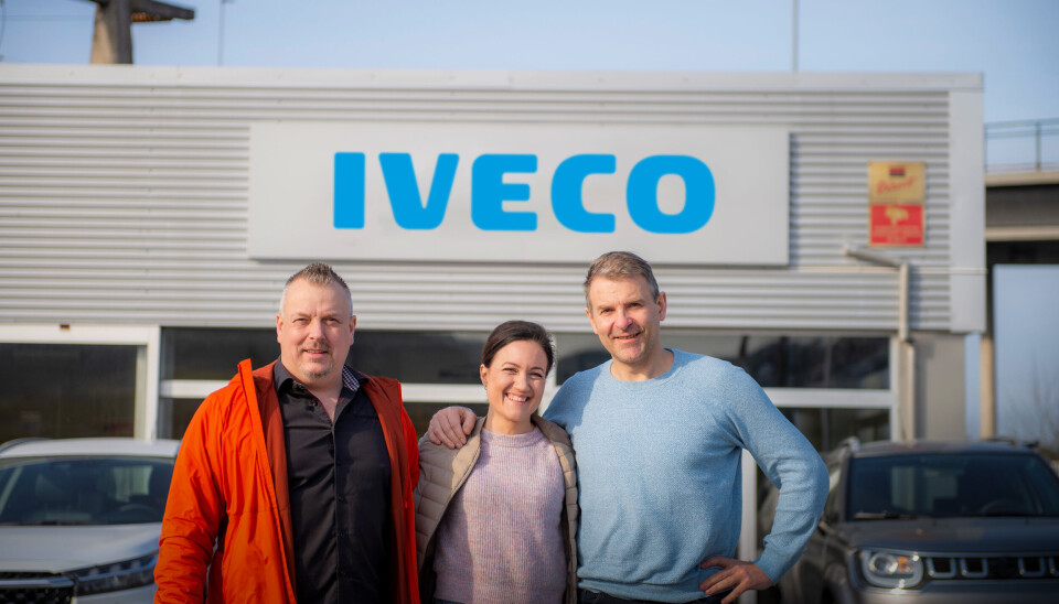 HONNØR: Nord-Motor AS er kåret til Årets IVECO-forhandler. Fra venstre ser vi Johan Gudmundsen, Trude Osmundsen og Ole Willy Gudmundsen. HONNØR: Nord-Motor AS er kåret til Årets IVECO-forhandler. Fra venstre ser vi Johan Gudmundsen, Trude Osmundsen og Ole Willy Gudmundsen.