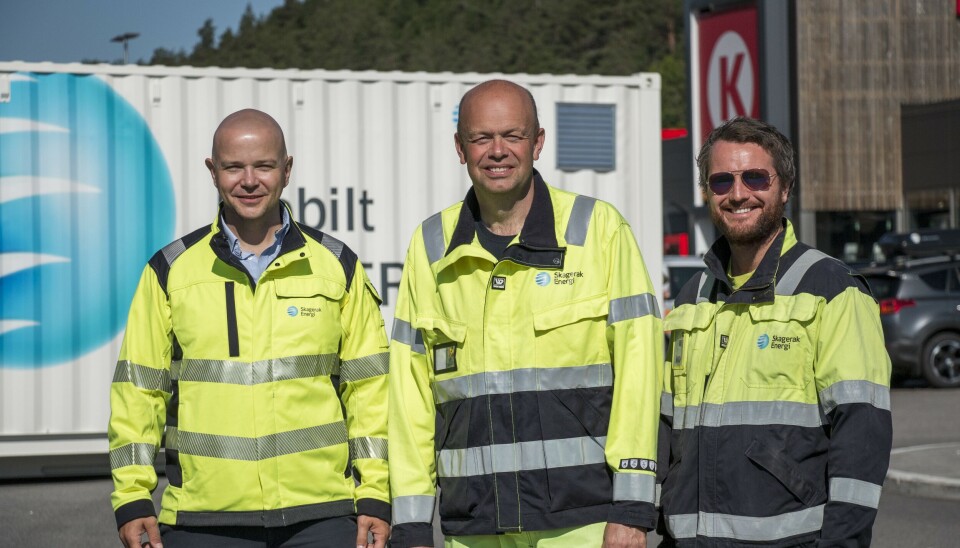 OPP TIL BYGGHERRENE. – Nå som tilgangen på fornybar energi blir bedre, er det opp til byggherrene, særlig de offentlige, å gripe sjansen som ligger der, sier Kenneth Andersen (t.v.). Her sammen med to kolleger i Skagerak Energi, Oddvar Arnø og Håvard Hadland. OPP TIL BYGGHERRENE. – Nå som tilgangen på fornybar energi blir bedre, er det opp til byggherrene, særlig de offentlige, å gripe sjansen som ligger der, sier Kenneth Andersen (t.v.). Her sammen med to kolleger i Skagerak Energi, Oddvar Arnø og Håvard Hadland.