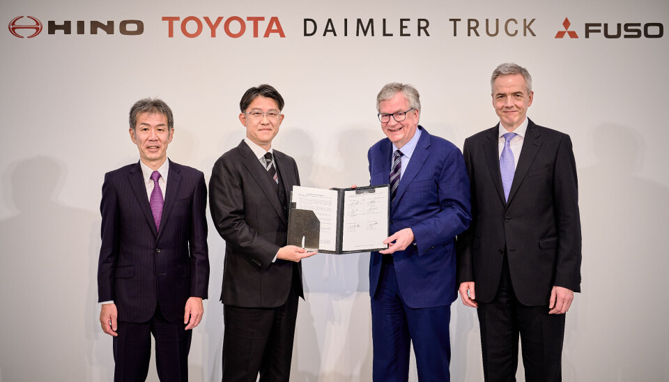 AVTALESIGNERING: (f.v.): Satoshi Ogiso, President and CEO of Hino Motors Ltd.; Koji Sato, President and CEO of Toyota Motor Corporation; Martin Daum CEO of Daimler Truck AG; Karl Deppen CEO of Daimler Truck Asia) Daimler Truck, Mitsubishi Fuso, AVTALESIGNERING: (f.v.): Satoshi Ogiso, President and CEO of Hino Motors Ltd.; Koji Sato, President and CEO of Toyota Motor Corporation; Martin Daum CEO of Daimler Truck AG; Karl Deppen CEO of Daimler Truck Asia) Daimler Truck, Mitsubishi Fuso,