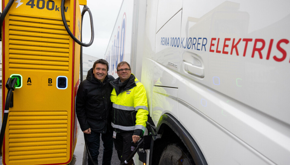 LADER OPP: CEO i Reitan Retail, Ole Robert Reitan, og sjåfør i Rema Distribusjon, André Skuterud, under åpning av Uno-X lynlading for tungtransport ved Rema 1000 sin distribunal på Vinterbro, utenfor Oslo. LADER OPP: CEO i Reitan Retail, Ole Robert Reitan, og sjåfør i Rema Distribusjon, André Skuterud, under åpning av Uno-X lynlading for tungtransport ved Rema 1000 sin distribunal på Vinterbro, utenfor Oslo.