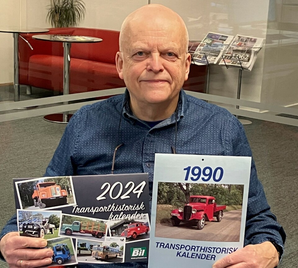 NYTT KALENDERÅR: Asbjørn Rolseth er klar med 2024-utgaven av Transporthistorisk kalender. Samtidig har vi tatt et tilbakeblikk på kalenderens historie, helt fra 1990-årgangen som han har i hånden her.