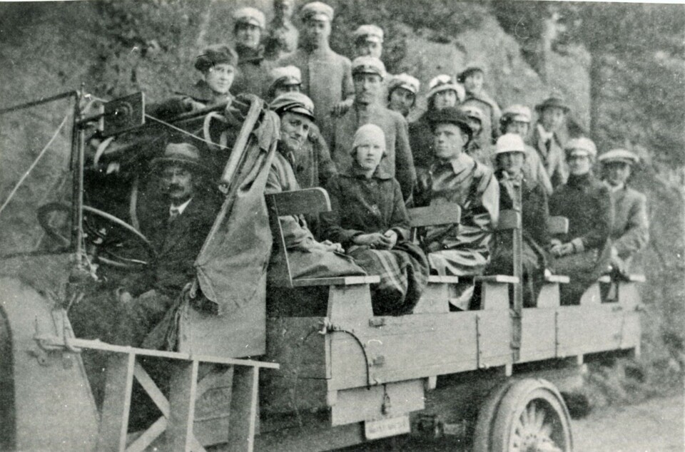 SANGKOR PÅ TUR: «Tur til Sundvolden juni 1921” står det skrevet bak på dette bildet, som er typisk for datidens standard for persontransport på lastebiler. Trebenker, ingen form for beskyttelse og en løs trapp for på- og avstigning. I myndighetenes øyne kvalifiserte slike utskeielser til luksusskatt for lastebileieren.