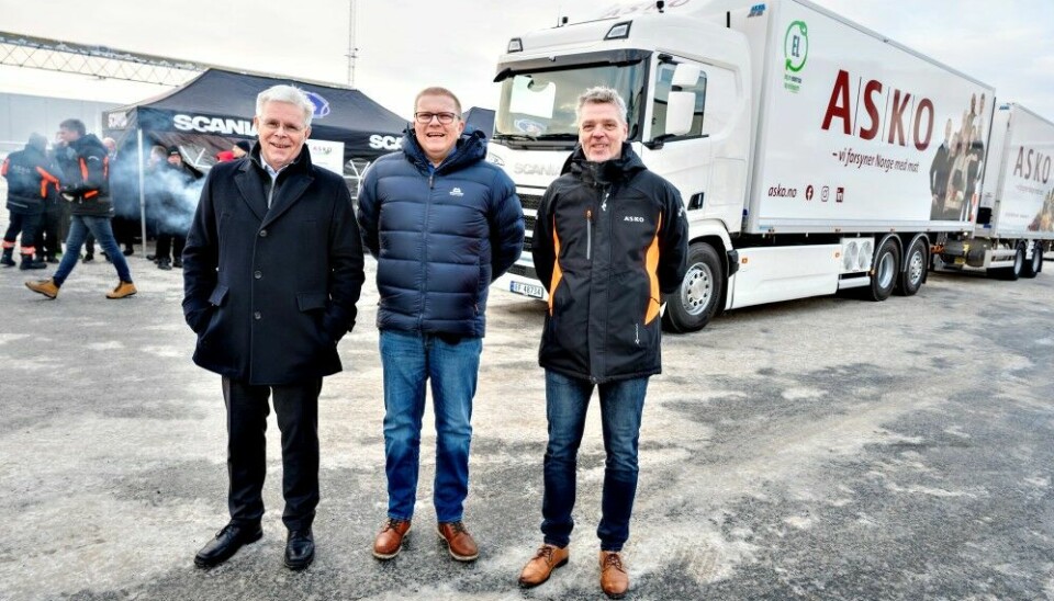 Det var en stor dag for Frode Neteland, adm.dir i Norsk Scania da han endelige kunne overlevere den første Scania 45R-en til Svein Sollie, transportdirektør i Asko og Anders Korneliussen, direktør i Asko Øst.