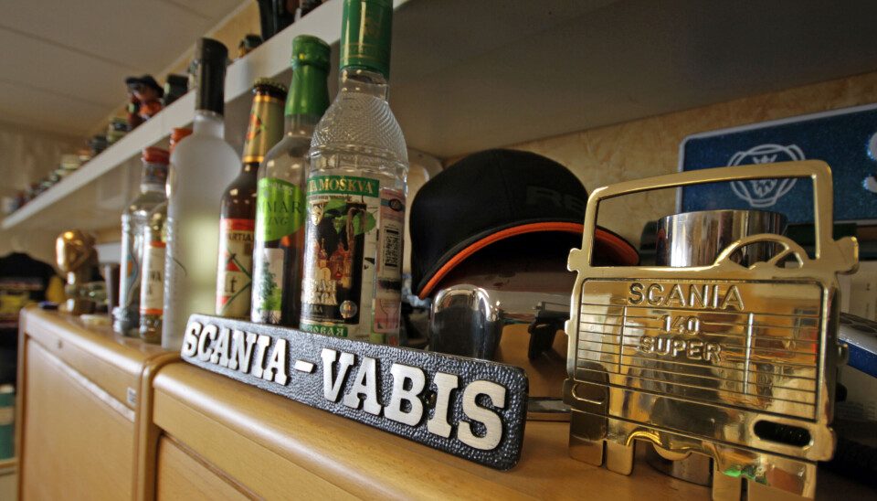 VABIS OG VODKA: Kontoret hos «Svempa» inneholder litt av hvert. Foto: Brede Høgseth Wardrum