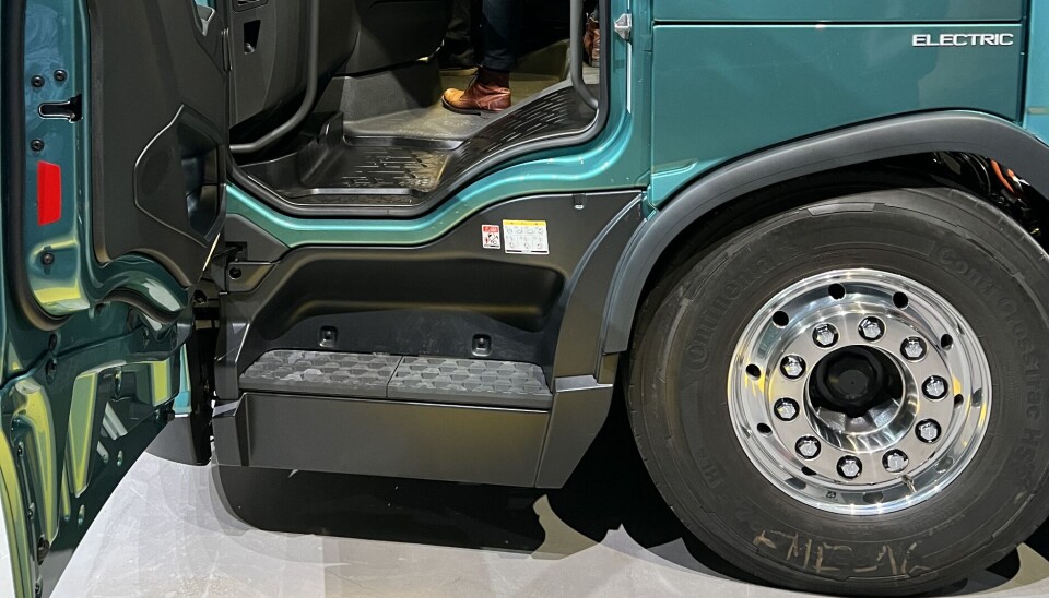 Førerhuset er senket og flyttet fremover, med lavt innsteg. Såkalt knelefunksjon kan også gjøre innsteget enda lavere, ved å senke førerhuset ytterligere 104 millimeter.