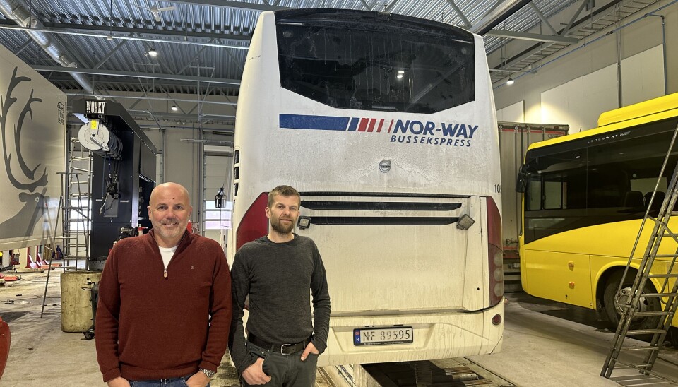 GODE BUSSER: Jack Larsen - servicemarkedssjef Volmax Grenland, Einar Krossbakken - teknisk sjef Telemark Storbilservice.