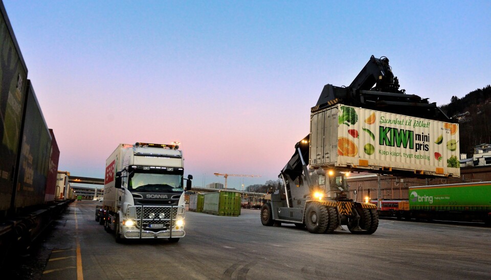 «Sjåførmangelen blir heller ikke bedre av at stadig mer av gods og passasjerer flyttes fra bane til vei», skriver kronikkforfatteren.