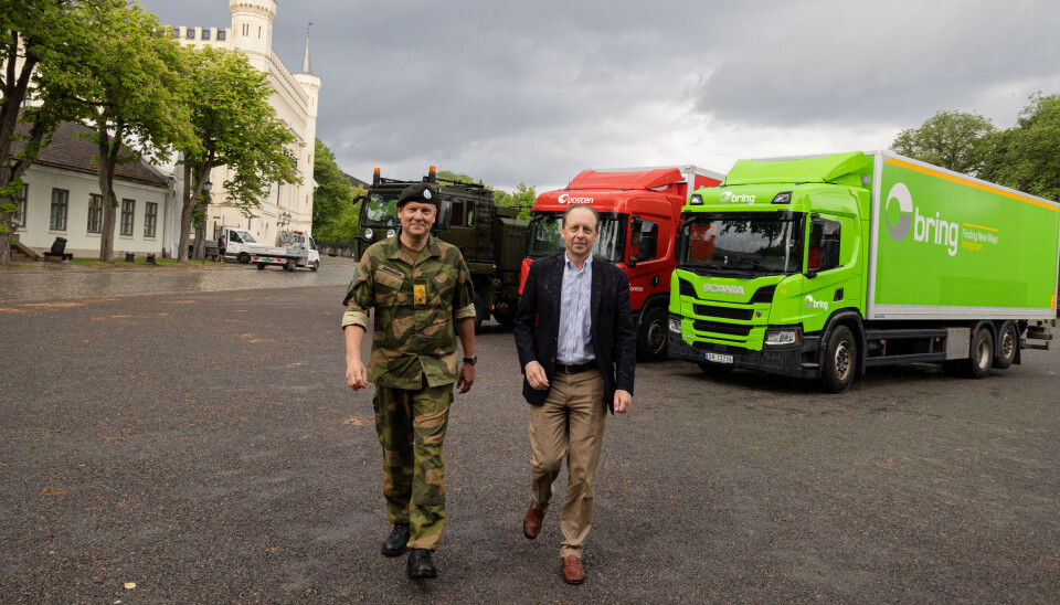 SIGNERTE AVTALE: Brigader Anders Jernberg og konserdirektør Erik Roth i Posten Bring signerte avtalen mellom partene på Akershus Festning.
