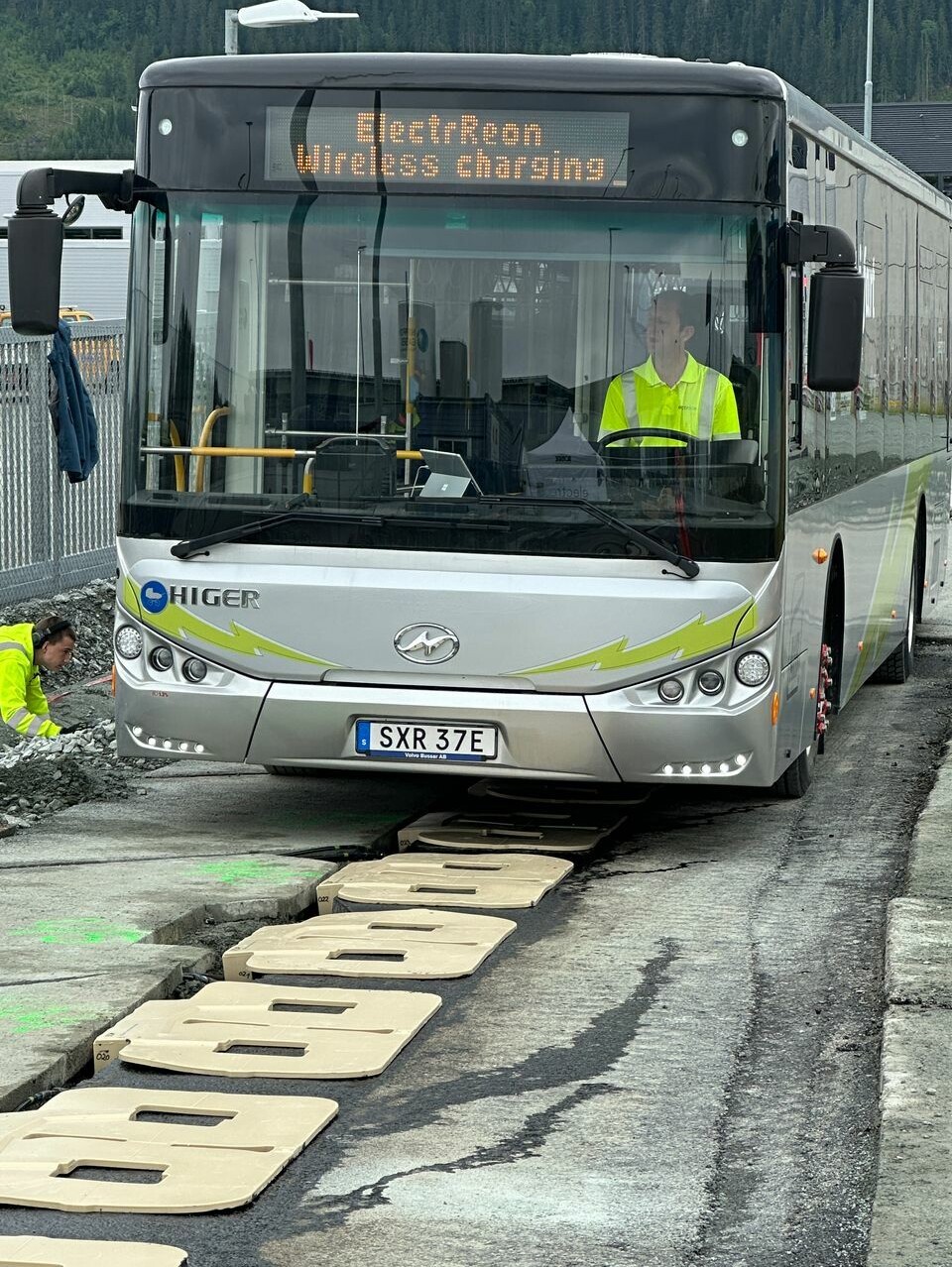 TESTER: Håkan Sundelin fra Electreon utfører tester av om bussen og ladeplatene kommuniserer.