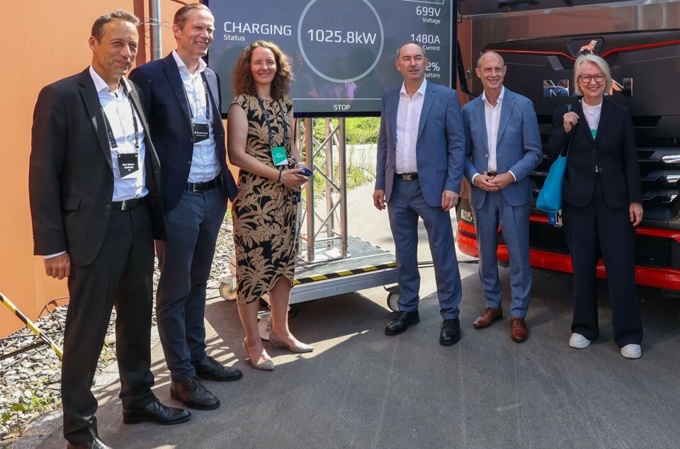 Presentasjon av resultater med NEFTON lade-struktur (fra venstre) på plattingen: Prof. Markus Lienkamp, Tekniske Universitet i München, Dr. Frederik Zohm, MAN Truck & Bus, Prof. Veronika Fetzer, Deggendorf Institutt på Teknologi, Økonomiminister Hubert Aiwanger, Egon Leo Westphal, Bayernwerke AG, Prof Monika Schnitzer, Forkvinne av Wirtschaftsweisen.