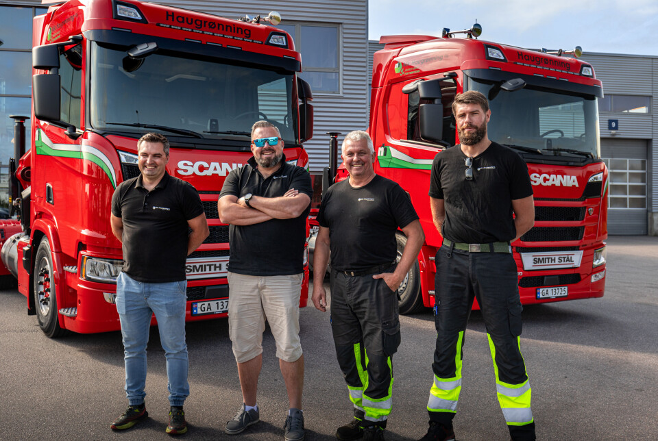 Nik. Haugrønning AS mottar de to første av fem Scania R 460 trekkvogner med kran