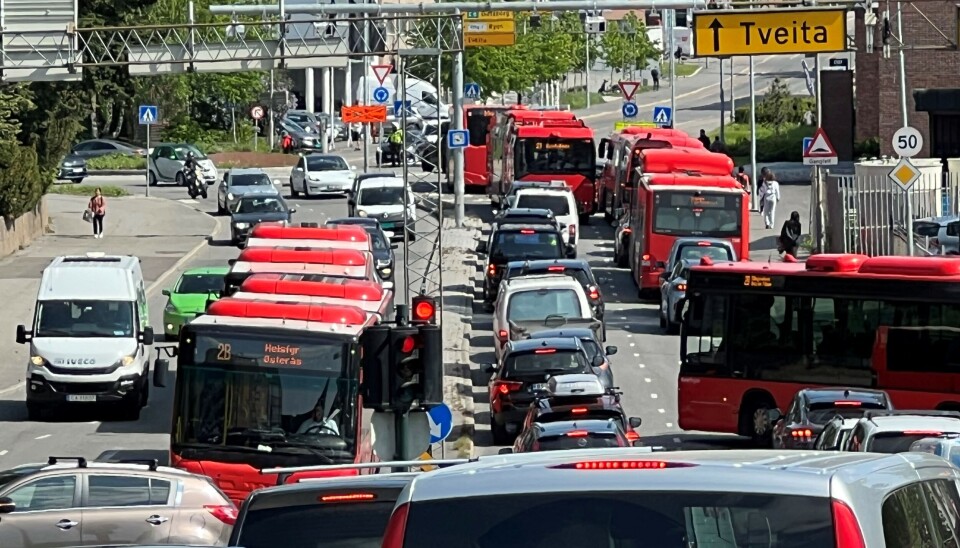 RISIKO: «Anbudskontraktene i bussnæringen har typisk 10-13 års varighet. I praksis bærer operatørene for mye risiko, som man ikke kan påvirke, forutse eller ta høyde for», skriver innleggsforfatterne.