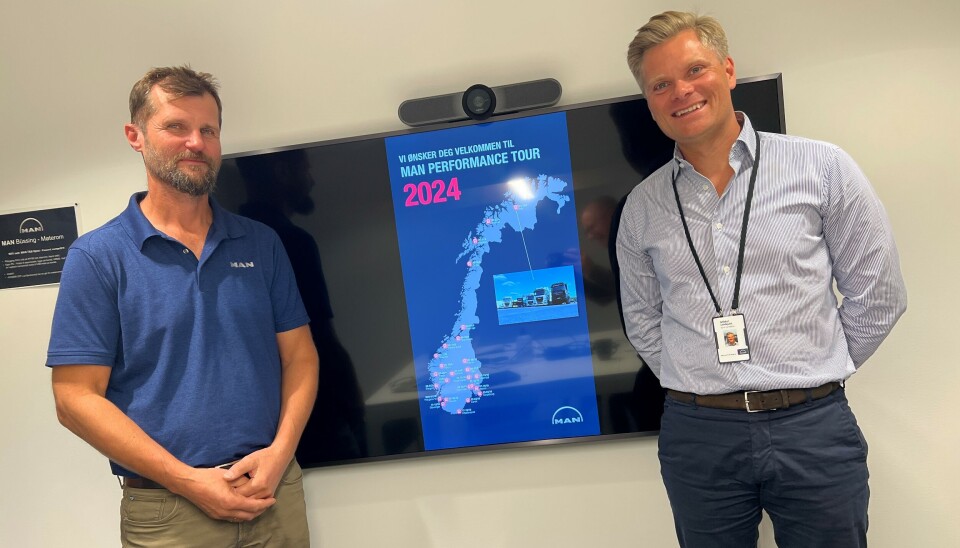 BOOST: Johnny Martinsen (t.v.), produktsjef for lastebil, og Mikkel Lindquist, nyoppstartet salgssjef for lastebil i MAN Truck & Bus Norge, forteller at karavanen foruten å vekke interesse hos kunder gir en boost internt i organisasjonen.