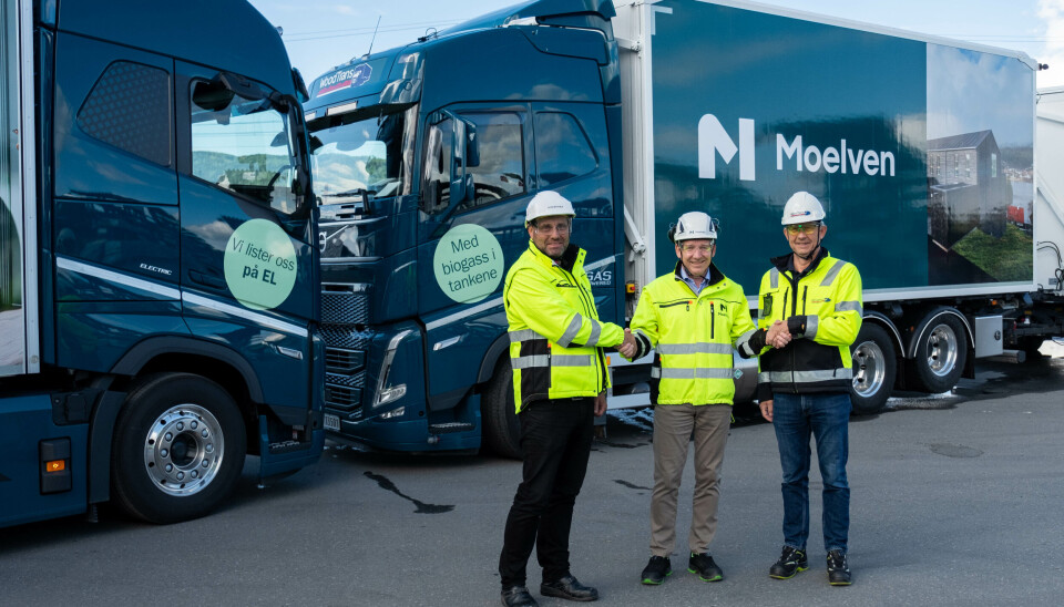 EL OG BIOGASS: Vegard Lundsrud (f.v.) i Star Transport, Lasse Skinstad, logistikkdirektør i Moelven, og Elling Sveen, daglig leder i Woodtrans.