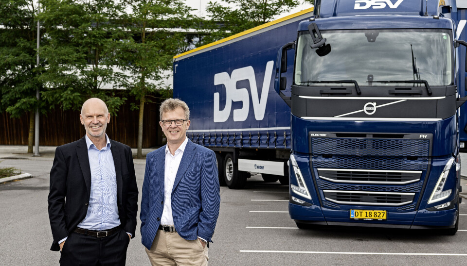 VOLUM: Med ordren på 300 elektriske lastebiler vil DSV ha en av de største selskapseide flåtene av elektriske lastebiler i Europa. Til venstre Søren Schmidt, DSV, til høyre Roger Alm, Volvo Trucks.