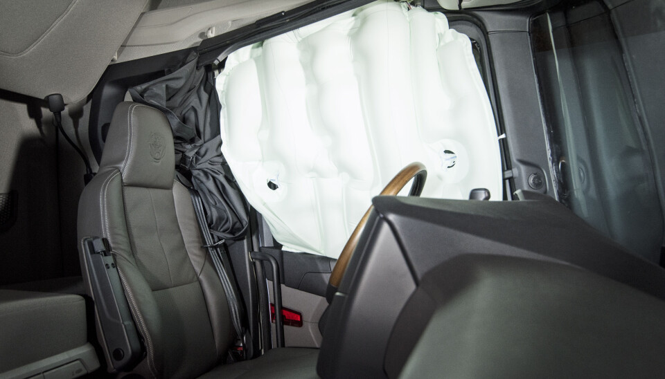 SIKKERHET: Airbagene i Scania blir nå standard på sjåførsiden i lastebilene. Både airbagen i rattet og den som sitter i døren kan spille en stor rolle om ulykken skulle være ute.