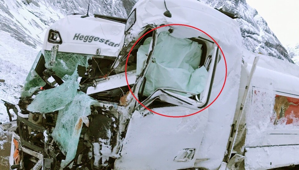 FORSKJELL: Slik så tankbilen til Sven Eirik Heggestad fra Sogn ut etter en møteulykke i 2019. Airbagene i hans lastebil gjorde at han kom nærmest uskadd fra ulykken.