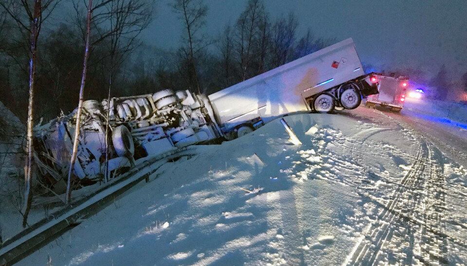 STEDET: Slik ble tankbilen til Sven Eirik Heggestad fra Sogn liggende etter en møteulykke.