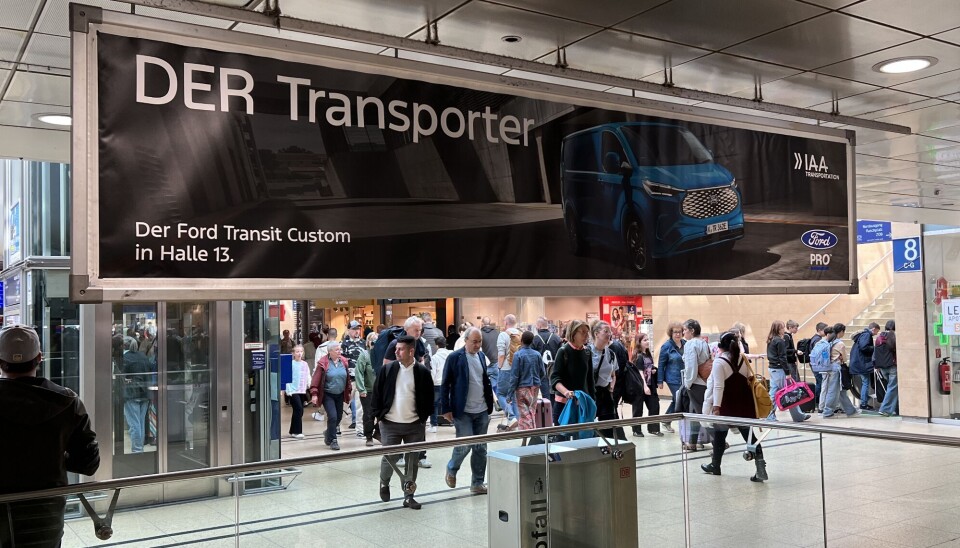 VENNER OG KONKURRENTER: Unektelig litt underholdende - i alle fall for nerder som oss - var det jo å se hvordan Ford 'eier' togstasjonen i Hannover, med denne reklamen, samme dag som Volkswagen skal verdenslansere sin Transporter (som er bygget av Ford i Tyrkia) på IAA Transportation i 'Transporter-hjembyen' Hannover.