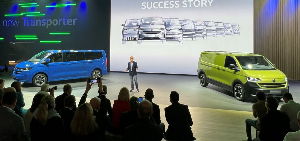 AVDUKET: Albert Kirzinger, sjefdesigner for Volkswagens varebiler, presenterer søndag kveld syvende generasjon Transporter. I bakgrunnen skimtes skisser av de mer og mindre ikoniske Transporter-forfedrene.