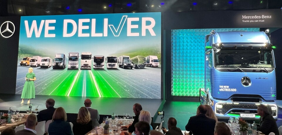 GRØNT SKIFTE: Daimler Trucks nye favorittfarge preger den store standen deres på IAA i Hannover, der konsernets nye toppsjef Karin Rådström ledet showet søndag kveld.