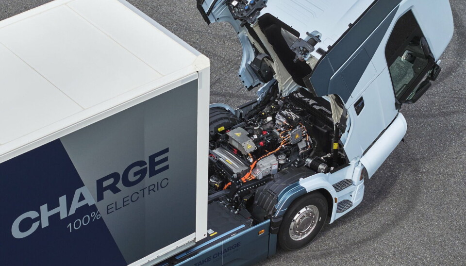 HAR BIL, MANGLER BATTERIER: Scania har ryddet plass til en syvende batteripakke under førerhuset, og øker brutto kapasiteten fra 624 til 728 kWh. Men de sliter med å få tak i batterier å fylle plassen med.