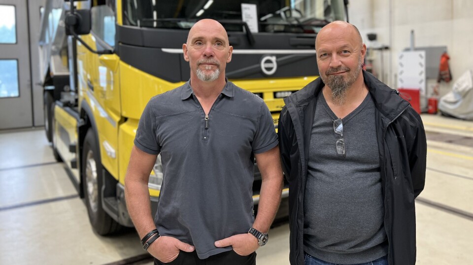 REAGERER: Kjetil Bergflødt (t.v.) og Lasse Børge Sætre, begge produktsjefer i Volvo Trucks Norge, mener norske myndigheter er for trege med å implementere de nye GSR II-sikkerhetskravene for enkeltgodkjente kjøretøy.