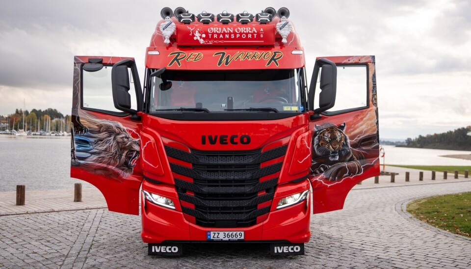 VEKKER OPPSIKT: Iveco X-Way med nær Ferrari-rød farge og en rekke særegne detaljer.