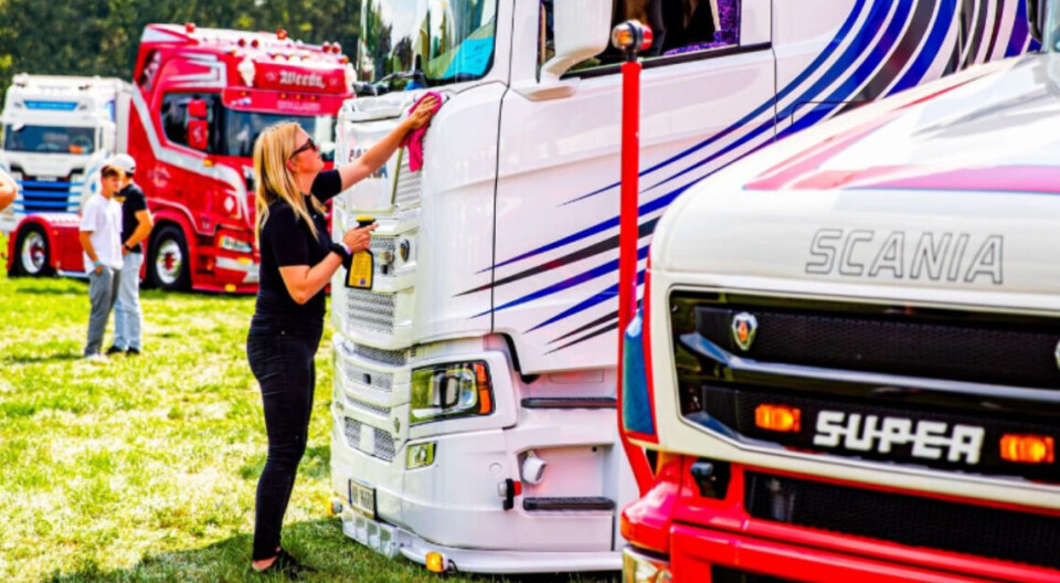 DELTAR: Fra Norge deltar blant annet Cecilie Berget i Jensen Transport AS fra Lunde i Telemark med sin lekre Scania R590 trekkvogn.