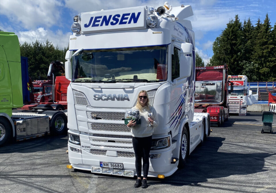PERFEKSJONERT PERLE: Cecilie Berget stiller ut sin raffe Scania R590 fra 2023 som hun til daglig ratter for Jensen Transport i Lunde i Telemark. Stiholt har laget plattinger/hydraulikk/lyskasse/leppe under/ solskjerm, mens interiøret er fra FL Buur.
