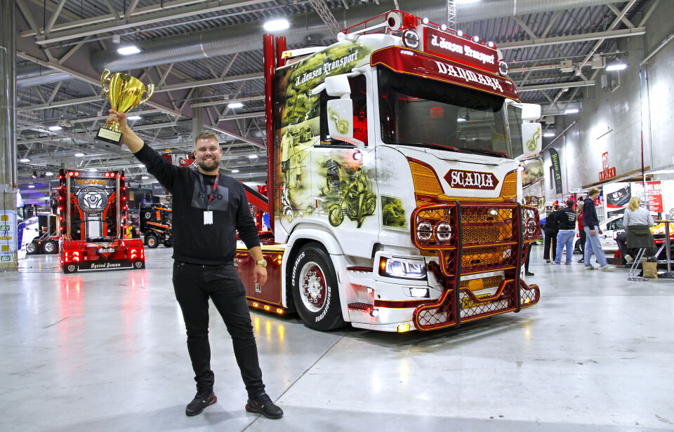 KOMMER MED NY BIL: Christian Rasmussen i J. Jenssen Transport fra Greve i Danmark vant i fjor med sin lekre trekkvogn, en Scania R660. I år stiller han med en ny, tøff Scania R560.