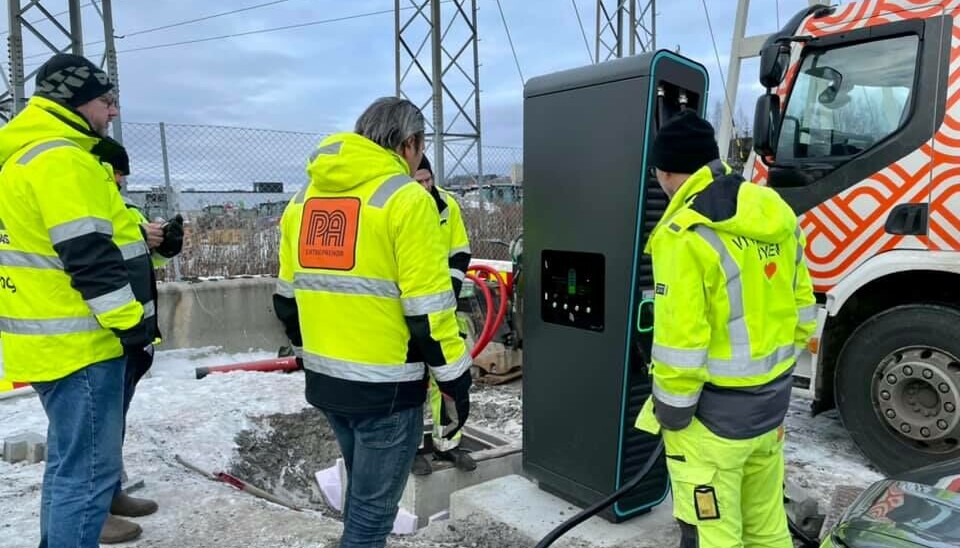 EGNE LADERE: PA Entreprenør har selvsagt egne 'superladere' til sine elektriske lastebiler.