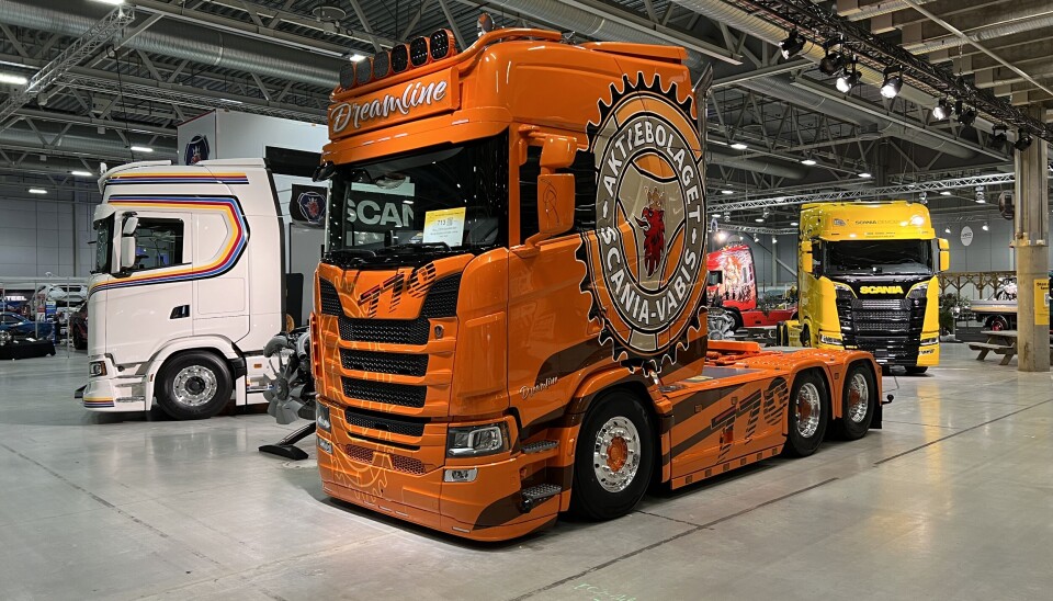NY SHOWBIL: Norsk Scania fikk sin nye showbil, en heftig 770S i en meget iøyenfallende farge og med klassiske innslag i dekoren, klar i siste liten til å stilles ut på Oslo Motor Show.