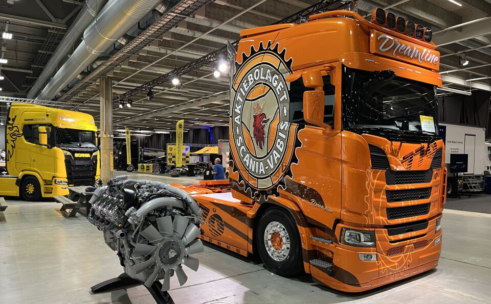 SHOWBIL: Den oransje 770S-trekkeren med vaskeekte V8 skal vi nok få se mer til i tiden fremover.