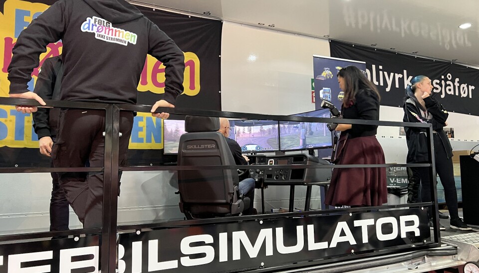 SIMULATOR: Hos NLF får nysgjerrige også prøve seg som yrkessjåfør i svært så realistiske lastebilsimulatorer.