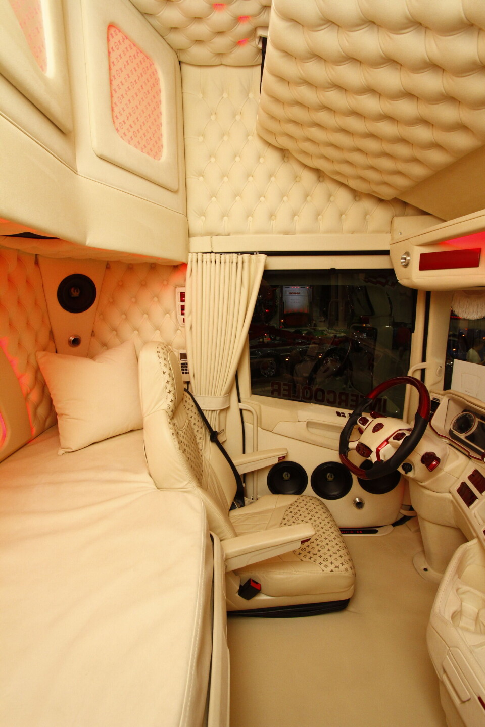 SMAKFULLT: Andreas Nitteberg viser hvordan det skal se ut i en vinnerbil.