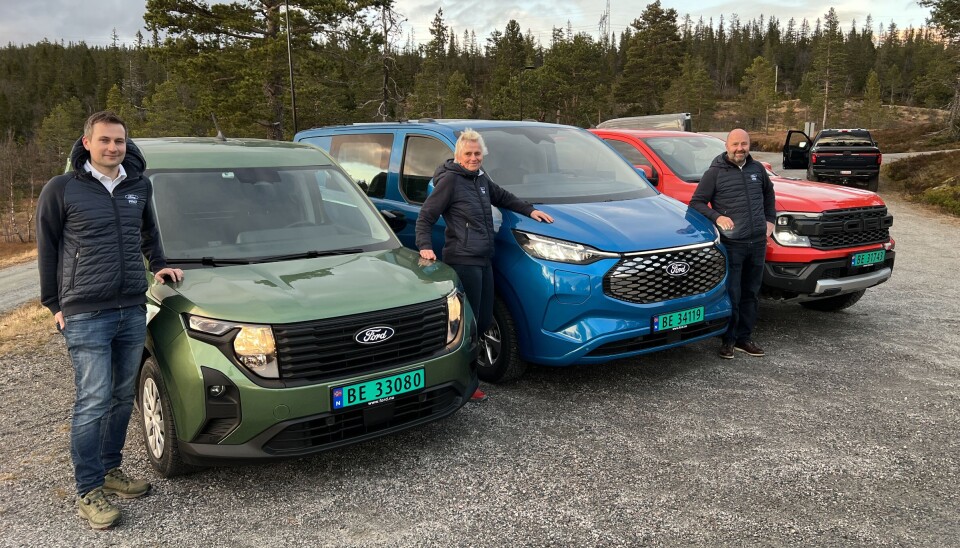 JAKTER FØRSTEPLASS: Med en palett full av nye produkter sikter Ford Motor Norge mot førsteplassen blant varebiler i 2025. Her ved Asgeir Nordeng (f.v.) - salgsdirektør og nyttekjøretøyansvarlig, Anne Sønsteby - informasjonsdirektør, og Espen Markussen - salgssjef for nyttekjøretøy.