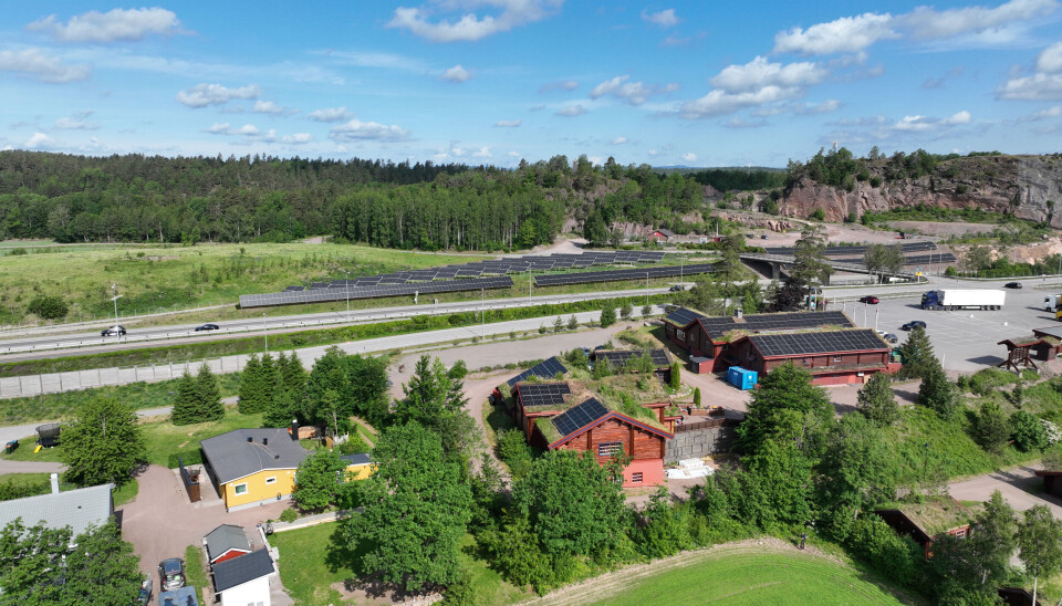 SOLCELLER: Slik vil det se ut når arealet ved E18 ved Furulund i Sandefjord tas i bruk for å produsere solenergi til bruk for tungtransport.