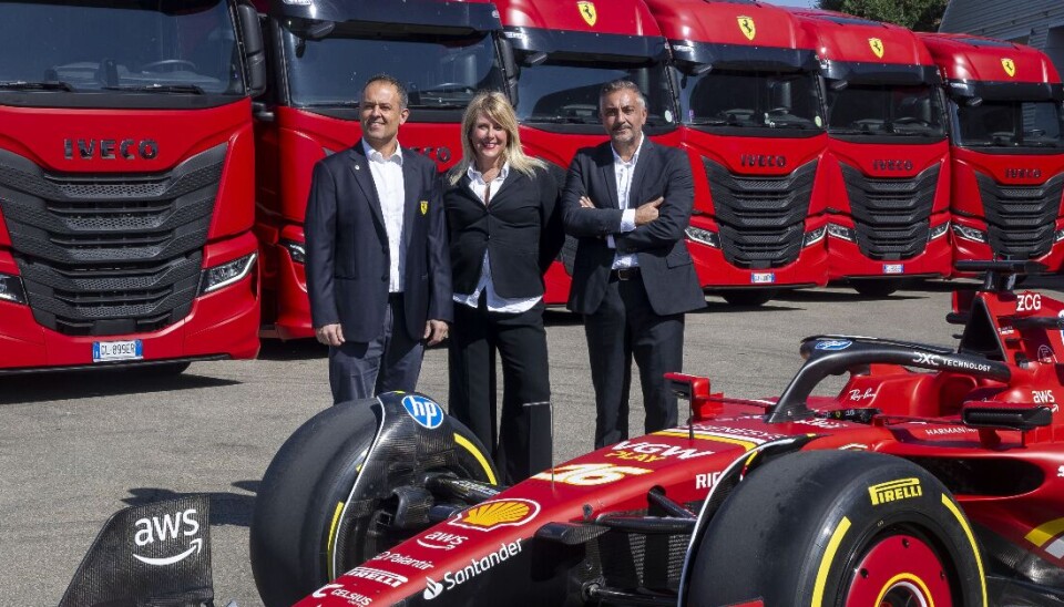 Diego Ioverno (f.v.), sportsdirektør i Scuderia Ferrari, Carlotta Mathis, leder for strategi og markedsføring i Iveco og Massimiliano Perri, landsjef for Iveco i Italia ved overleveringen i Maranello.