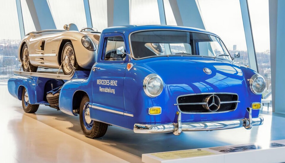 FINNES NOE TØFFERE? Så må vi skynde oss å legge til, at når det er snakk om ikoniske racerbilfraktere kommer man aldri utenom Mercedes-Benz' Renntransporter - her representert ved 'Blue Wonder' fra 1955 med en 300 SLR (W 196 S) på planet.