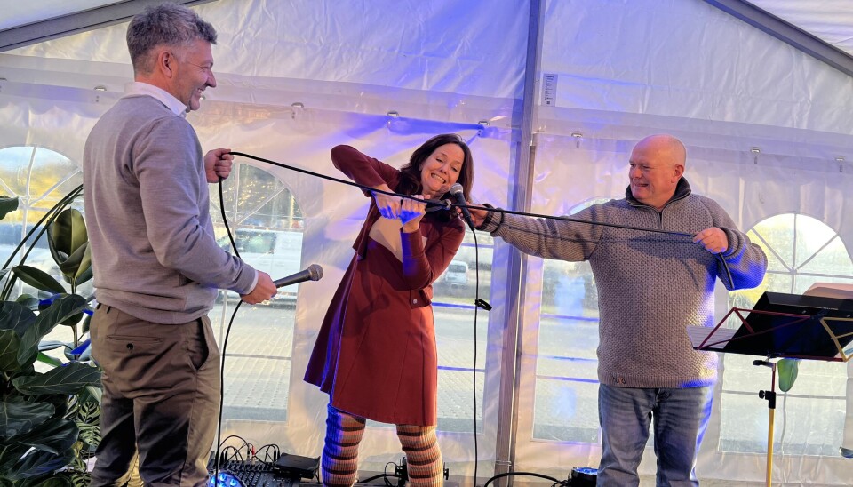 DIESELDØDARE: Åpningen ble blant annet markert ved at klimadirektør i Oslo Heidi Sørensen fikk klippe over en dieselslange, med hjelp fra Oslobuss-sjef Fredrik Eijerstam (t.v.) og konferansier Jan Erik Larssen.