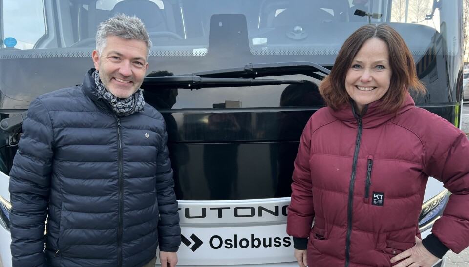 GOD ENERGI: Fredrik Eijerstam, daglig leder i Oslobuss, og Heidi Søresen, direktør for Klimaetaten i Oslo kommune, åpnet det nye ladeanlegget sammen.