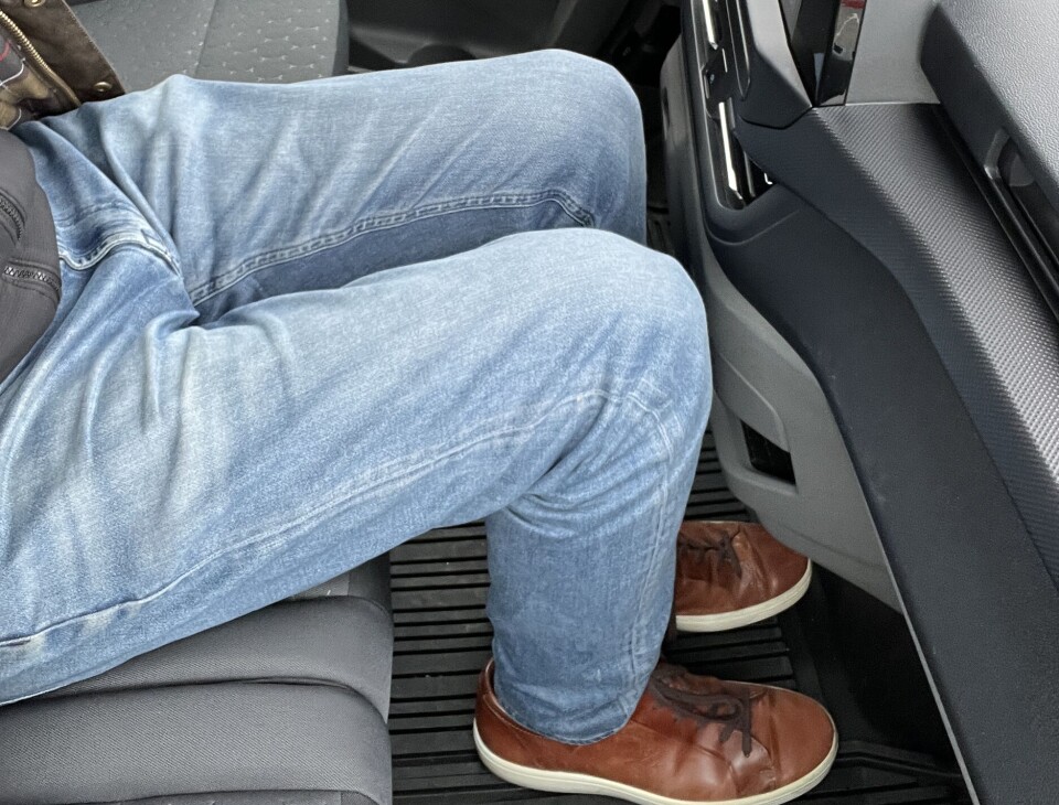 GJENNOMTENKT: Romslig benplass også i midtsetet, noe som også gir enkel mulighet for å gå gjennom kupeen og ut av bilen på den siden der det er minst trafikk. Bravo.