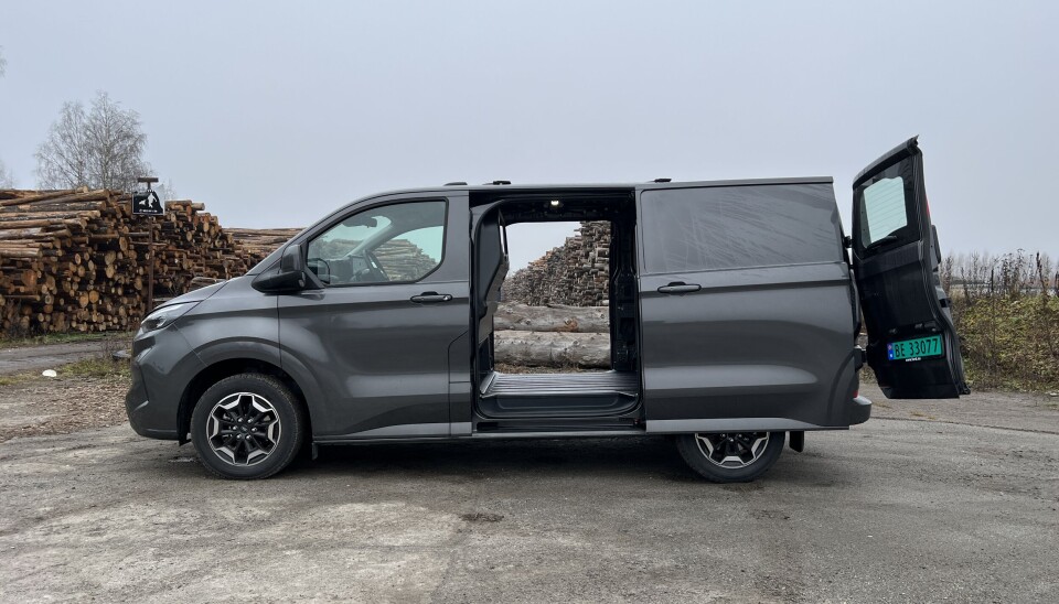 FORENKLET: Med et nytt integrert stigtrinn, en stor sidedøråpning og et lavere vareromsgulv enn i den utgående modellen, er også tilgangen til varerommet enklere enn før.