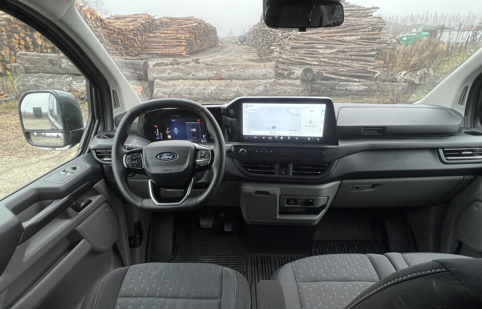 «KONTORET»: Oversiktlig, funksjonelt og trivelig førermiljø og arbeidsplass. I likhet med de fleste andre biler for tiden er hele dashbordet digitalisert, og flere funksjoner flyttet fra fysiske knapper til skjerm, på godt og vondt.