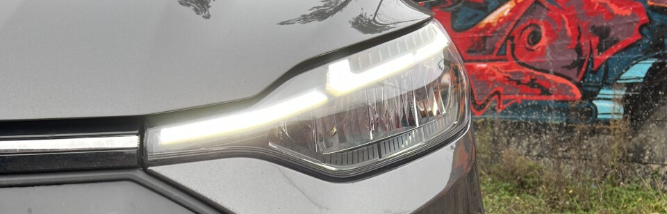 KUNNE VÆRT BEDRE: LED hovedlysene, som er en del av Limited-pakken, gir godt nattsyn – men autofunksjonen for blending var ikke imponerende rask, verken den ene eller andre veien, så det ble til at jeg styrte fjernlyset manuelt.