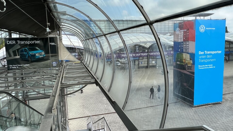 DER TRANSPORTER? Rivaliseringen mellom samarbeidspartnerne Ford og Volkswagen var til å ta og føle på under nyttekjøretøyutstillingen IAA i Hannover i høst. Så skal det bli spennende å se hvordan Transit Custom og Transporter gjør det i markedet.