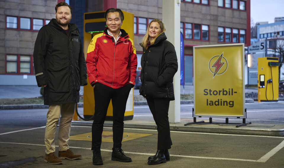 St1 åpner for lading av storbil på Shell Rommen. Fra venstre: Jonas Bæk, forretningsutvikler i St1, retailer Phillip Nguyen og Margrethe Lunder, klimarådgiver i Klimaetaten i Oslo kommune.